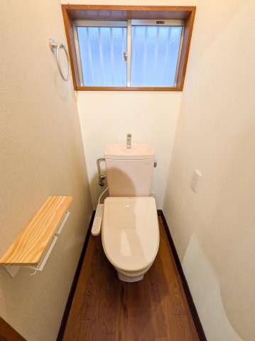 やすらぎの家　リノベ戸建　志木 アクセントクロスでオシャレなトイレ