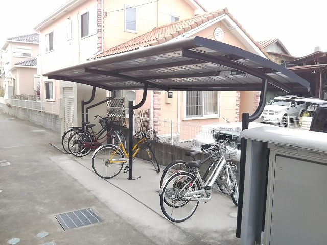 レオネクストマンダリーヌⅥ104号室 屋根付き駐輪場