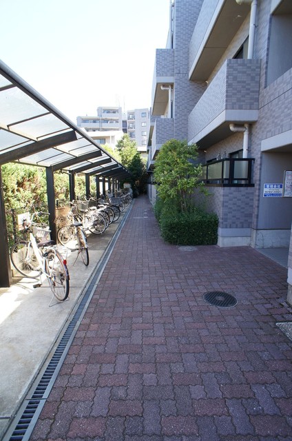 メゾン・デュ・リラ0306号室 駐輪場は屋根つきです。