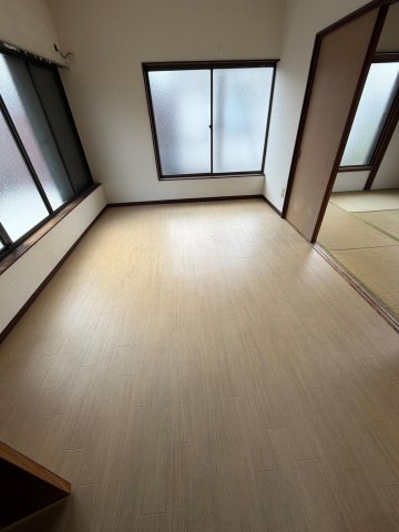 逆井戸建 内観