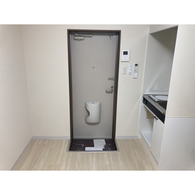 第100オーナーズビル202号室 玄関