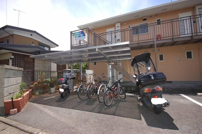 ファミール海老名102号室 屋根付き駐輪場完備（自転車・バイク）