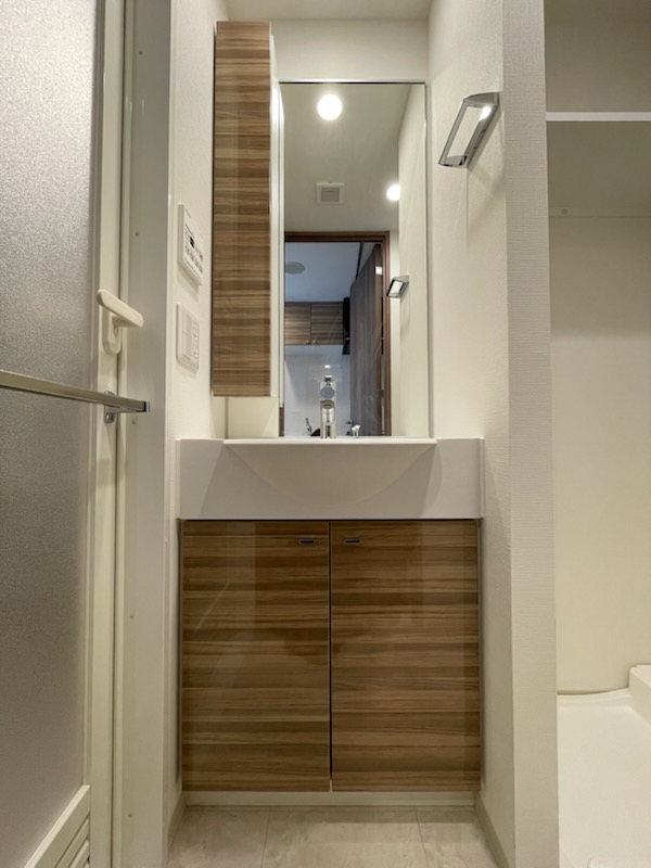 ガーラ・グランディ川口並木12階 独立洗面台、小物を置くことができて便利です