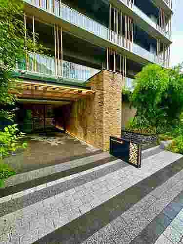 ＨＡＲＵＭＩ　ＦＬＡＧ　ＰＡＲＫ　ＶＩＬＬＡＧＥ　Ｄ棟 エントランス