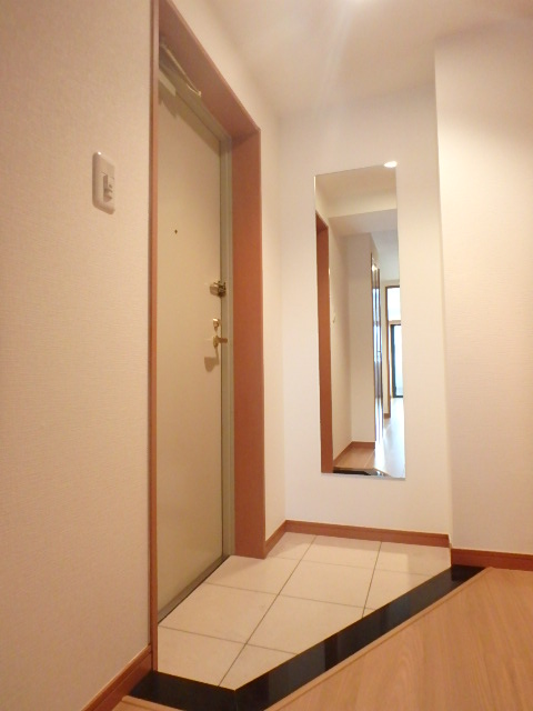 グランド・ガーラ西麻布1階 シンプルで使いやすい玄関です