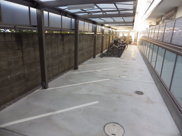 プライムレジデンスアルファ0105号室 屋根付き駐輪場＆バイク駐車場