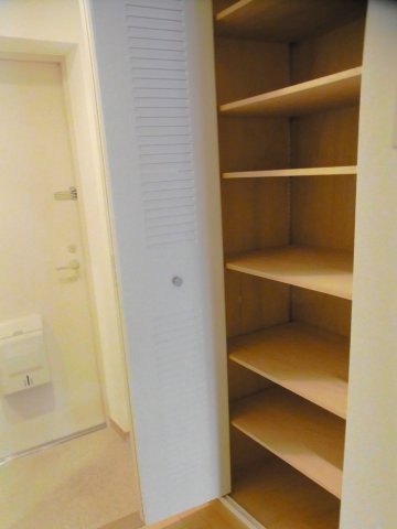 キャロンコート横浜 シューズボックス　※別号室の参考写真です(現況優先・仕様違いの場合あり)