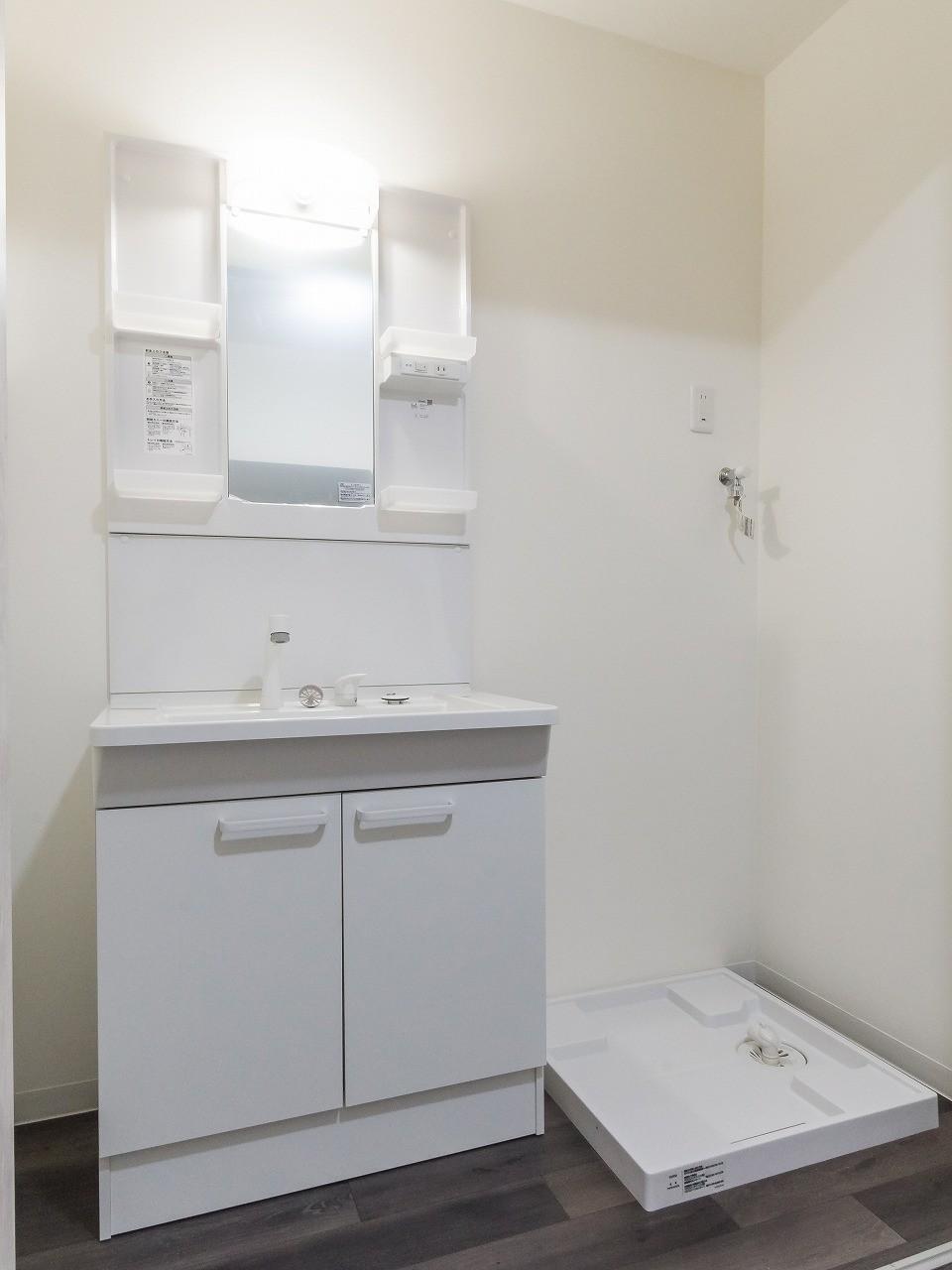 リノベ2階建て戸建・瑞江ハウス　2駅利用可 新品・ピカピカの洗面化粧台と洗濯機置き場！収納もたっぷり♪