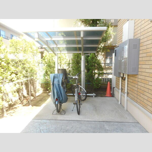 トレーステラス本八幡 駐輪場