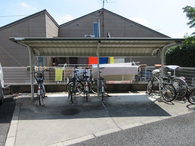 レオパレスＹＯＳＨＩＯＫＡ210号室 屋根付き駐輪場