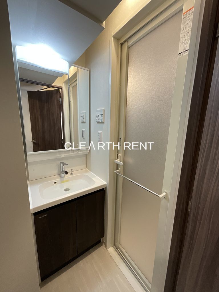 コンシェリア横濱蒔田公園 鏡裏収納付きの独立洗面台