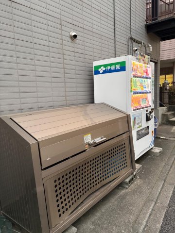 ファミール久我山B2号室 大型ダストBOXと飲料水自販機♪