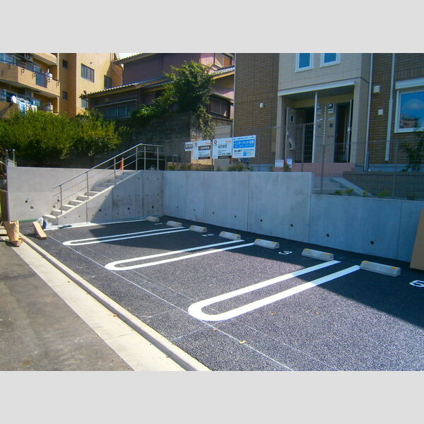 グラン・シャリオ203号室 駐車場