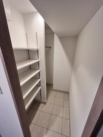 びゅうリエット横浜東神奈川516号室 シューズインクロゼット　※別号室の参考写真です(現況優先・仕様違いの場合あり)