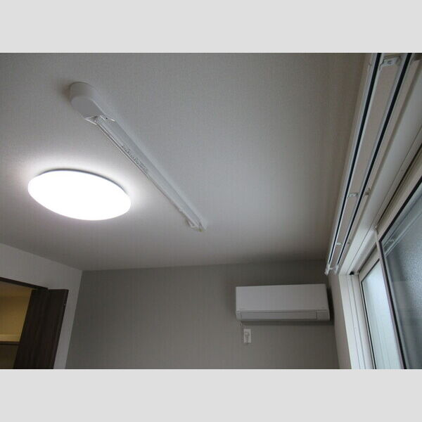 N・D-ROOM IIDACHOU　A棟106号室 洋室照明・室内物干し・エアコン