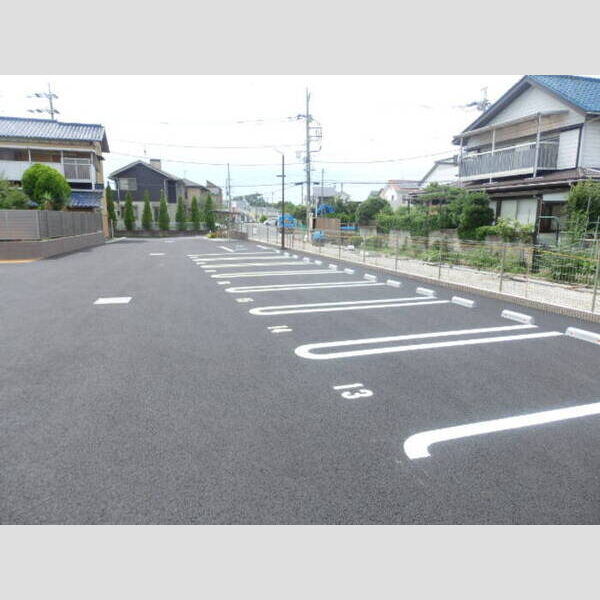 ピエスクレール 駐車場