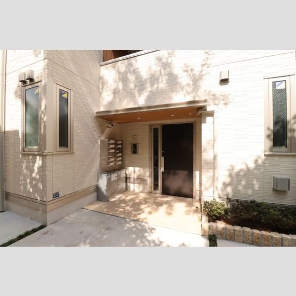 ロコマイカイ202号室 オートロックエントランスに宅配BOX