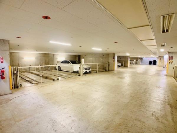 アパートメンツ東山5階 駐車場