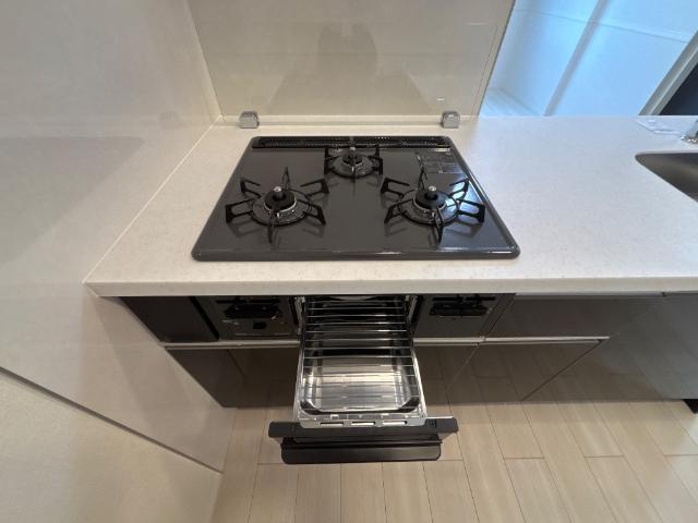 レヴメゾン神山六番館203号室 3口ガスコンロ（イメージ）