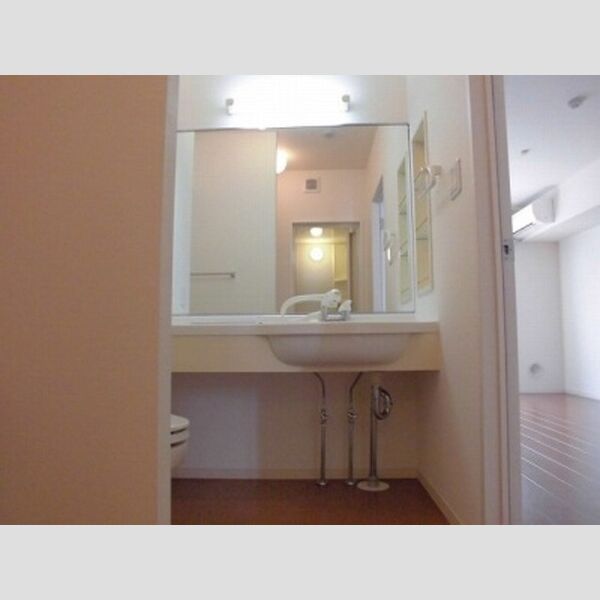 メゾン ド コンフォール108号室 ♪洗面台の鏡の大きさにご注目ください♪