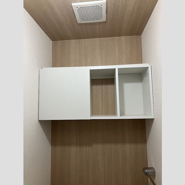 サン ヴィクトワール 206号室　トイレ収納棚