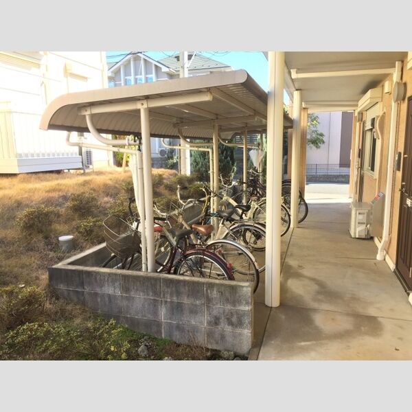 クレール四季彩の丘　八番館 屋根付き駐輪場
