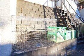 サンホワイト203号室 専用ごみ集積所で前日夜ゴミ出し可。避難階段設置で安心です