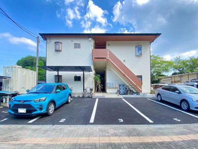 コーポ逆井108号室 木目調の軒天とホワイトとのコントラストの外観。住環境は◎。