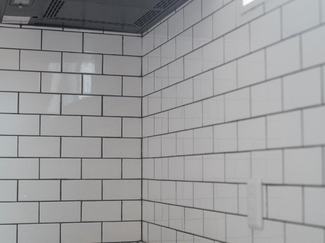 六実ベース キッチンはNY風のタイル仕立て。お手入れも簡単