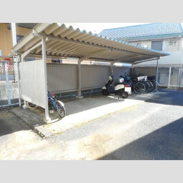 小泉コーポラス 駐輪場(屋根付き)