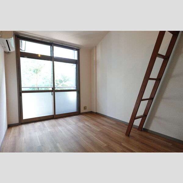 メゾンシャレー106号室 居室(廊下側から)