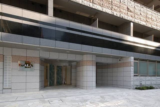 ガーラ・ステーション新宿御苑前6階 白を基調とした高級感あふれるエントランス