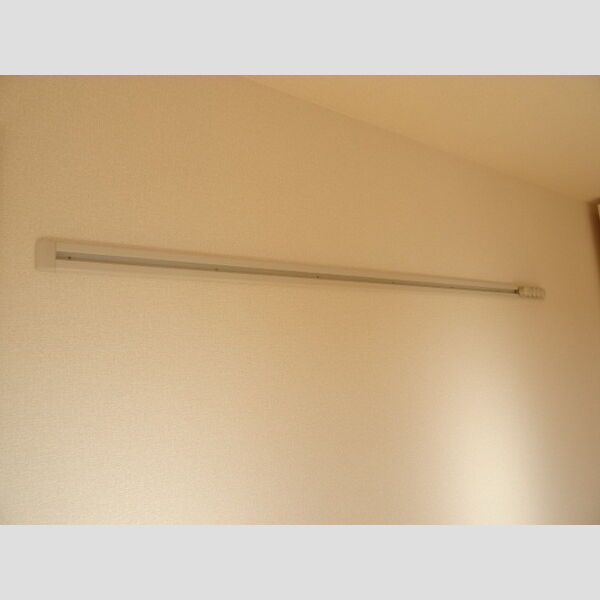 グリーンパレス宮沢 衣類が掛けられるハングバー付♪