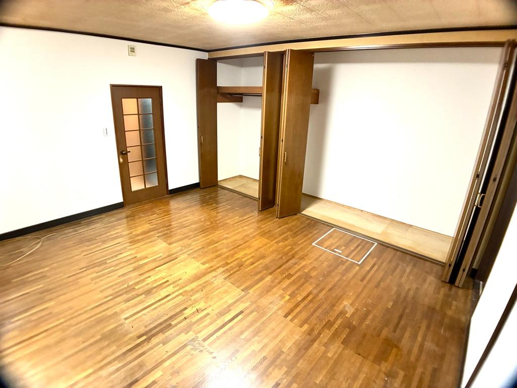 伊勢原市上粕屋戸建 リビングには広めのウォークインクローゼットがあり便利♪