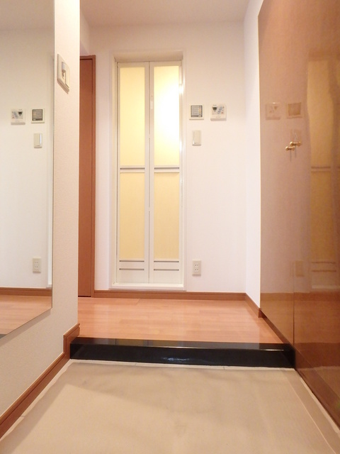 グランド・ガーラ横浜関内 人感センサー付の玄関