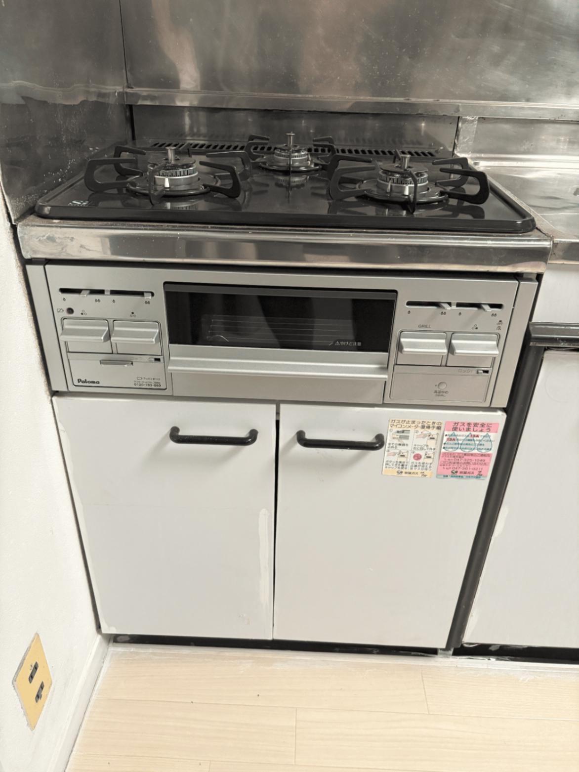 船橋市新高根5丁目戸建 新品の3口ガスコンロ付きで調理が快適です