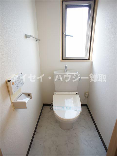 カムフォート登戸Ⅱ7A号室 トイレにも窓が合って明るいですね