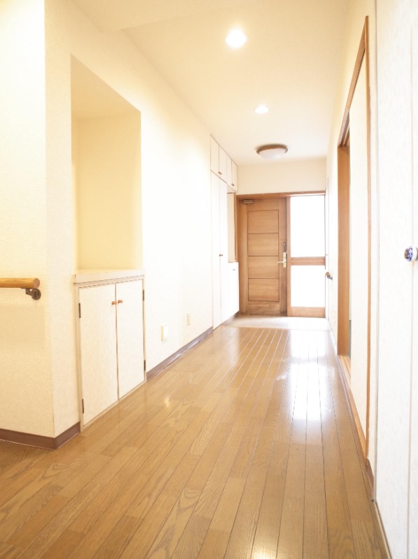 ドゥエル　イースト 明るい光が差し込む玄関と廊下