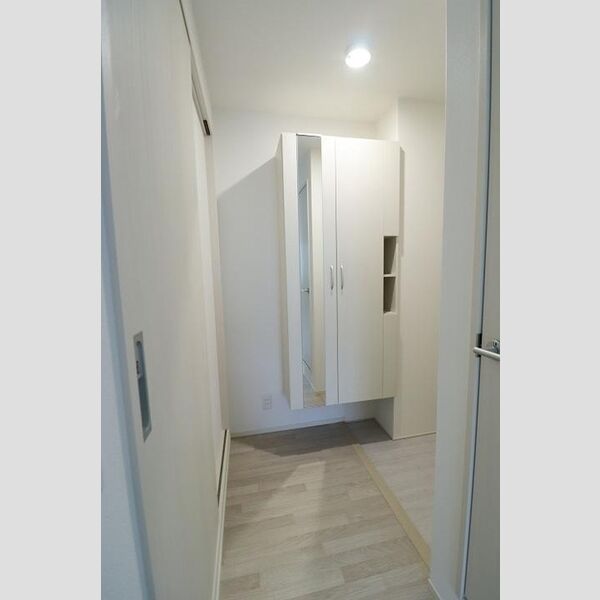 クロワール池袋本町 玄関には鏡付トールタイプシューズBOX