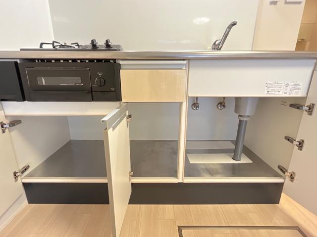 葉山レジデンスⅢ102号室 キッチン下収納