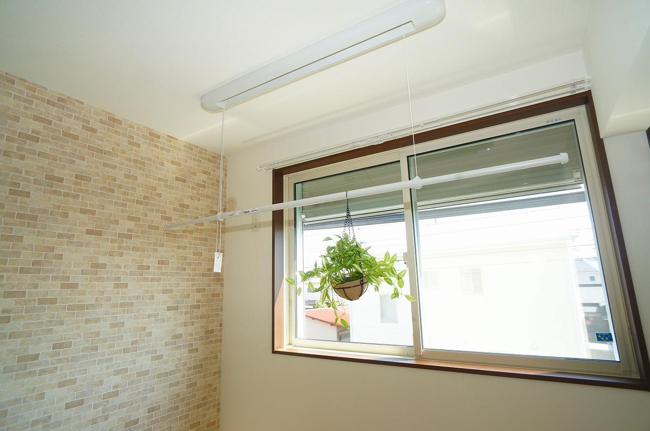 クロノスディオ103号室 全戸に天井収納可能な室内物干しを設置