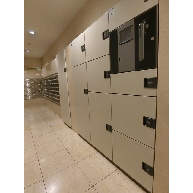 ファミール新宿グランスイートタワー202号室 宅配ボックス