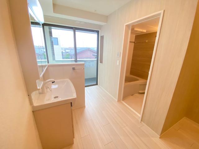 オータムスイート303号室 玄関脇収納