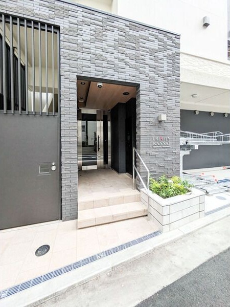 コンフォリア・リヴ関内 エントランス