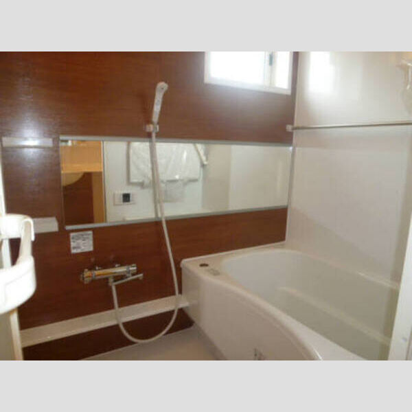 サンビレッジ春205号室 追い焚き給湯及び浴室換気乾燥機付です。