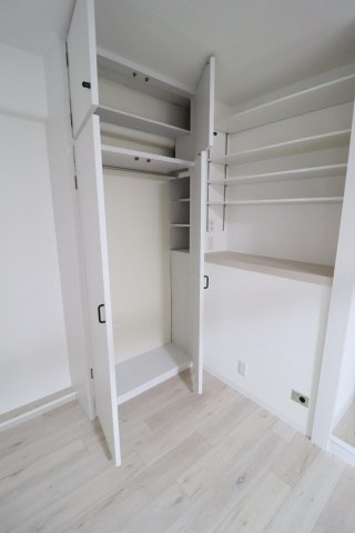 メゾン和光台9階 クローゼット右横の上部に可変棚があり収納に便利です！