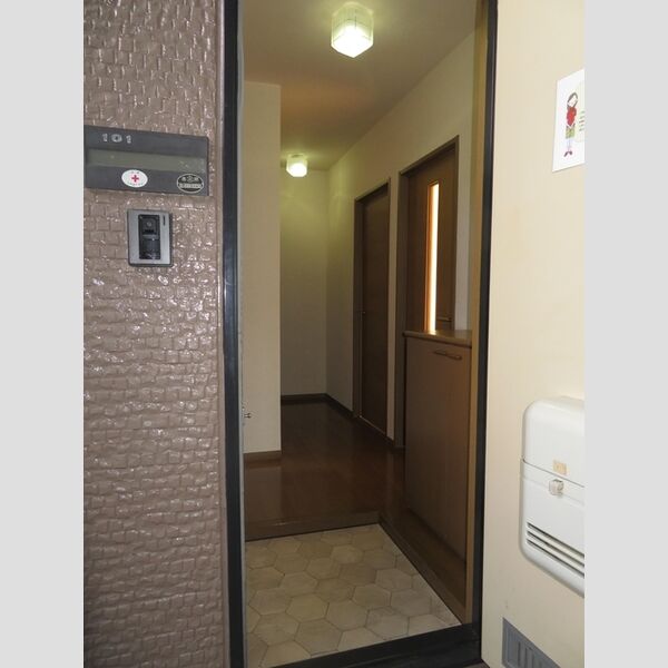 セゾン西橋本101号室 玄関廊下です。