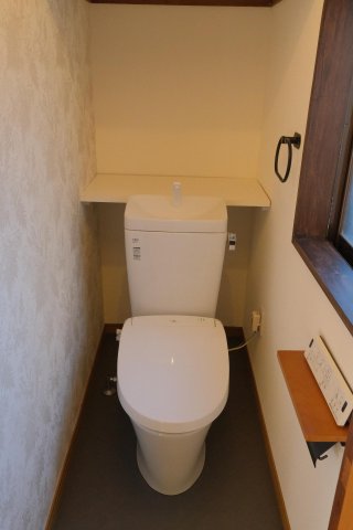 北欧andフレンチのデザイナーズリノベ戸建 温水洗浄器付。シルバーの花柄のアクセントクロス。