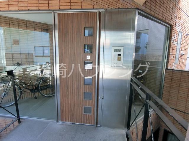 プラスＯＮＥ2階 エントランス