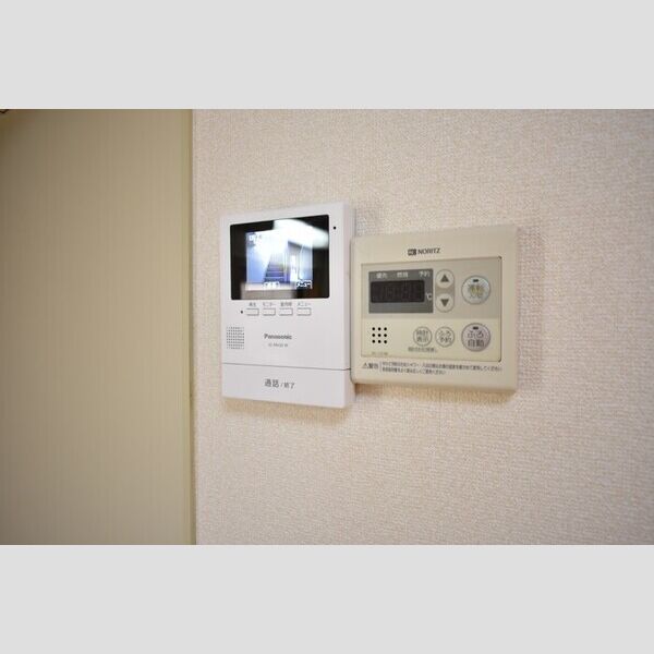 エスポワール　Ⅱ102号室 モニター付きインターホン・追い焚き機能スイッチ